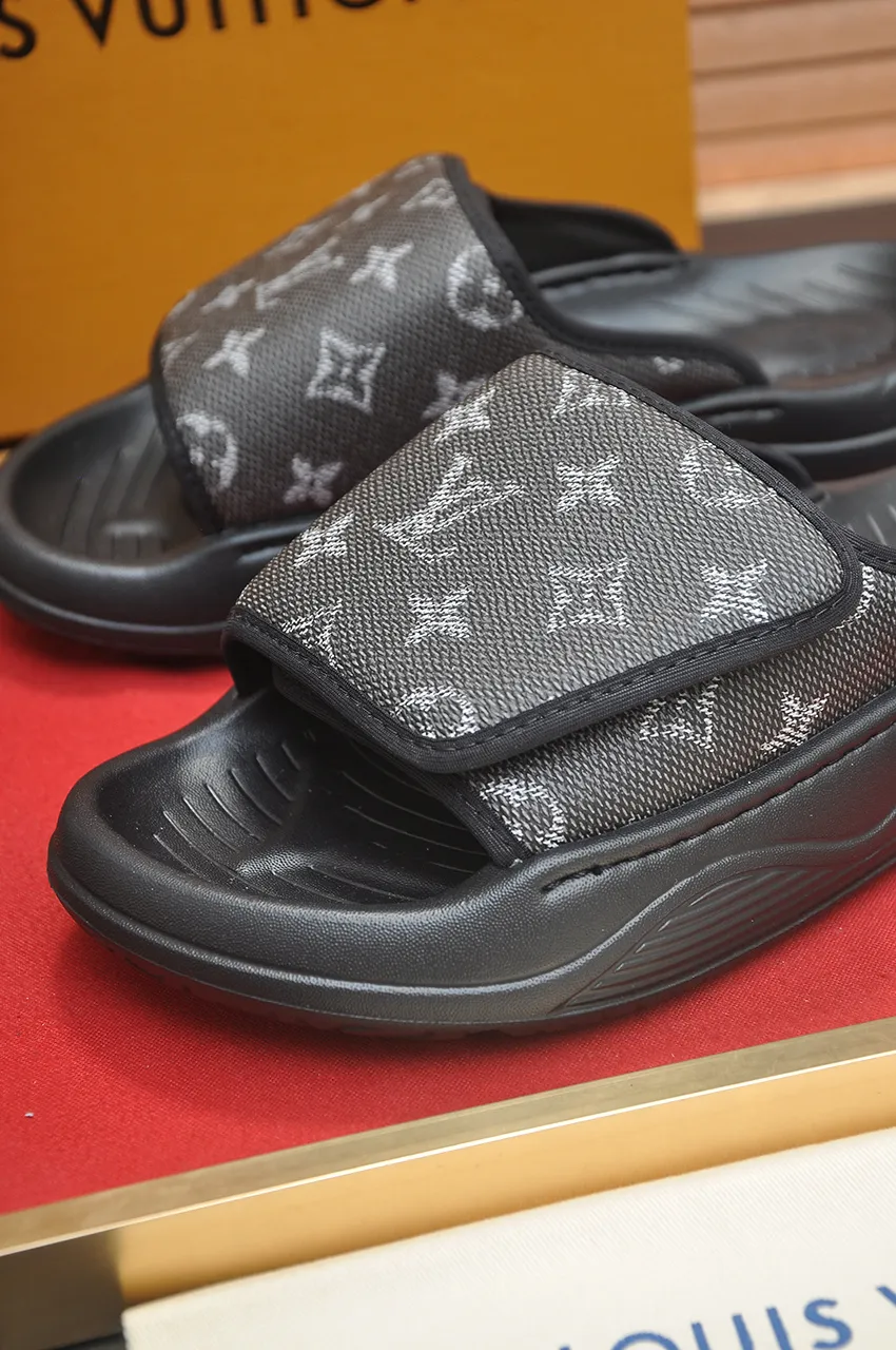 Men's men's shoes 💰340💶 [Louis Vuitton LV slippers] (high-end cowhide) counter 1:1 fashion style, a must-have for summer! The designer used LV’s iconic outsole. The original simple slippers instantly become fashionable! The upper is made of flexible special cowhide leather straps alternately, and the workmanship is exquisite! A must-have for stylish men in summer, size 38-45 (45 customized)